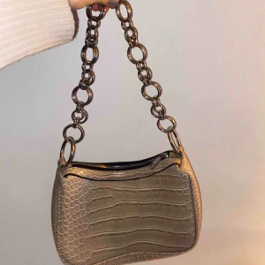  - Supersnygg axelväska med 90’s touch. Mycket bra skick och knappt använd. Säljer då den inte kommer till användning. Frakt tillkommer <3