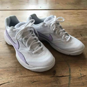  - endast testade nike court lite, vita med pastell lila detaljer. köparen står för frakt 