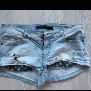  - Ljusa jeans shorts från Only. Strl S. Sparsamt använda 