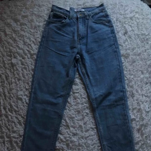  - Säljer ett par helt nya momjeans då de inte passar mig, nypris 400kr  Frakt ingår i priset