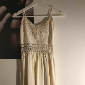  - En krämvit kort klänning (slutar ungefär vid halva låret). Super fin att ha bland annat på studenten eller om man vill känna sig lite extra snygg. Aldrig använd endast provad. Köparen står för frakt💕