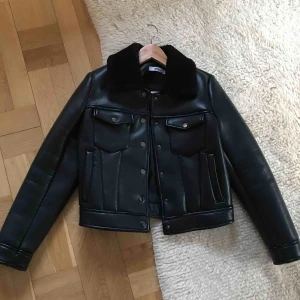  - Snygg lite tjockare vår/höst jacka. Nyskick! Liten i storleken passar XS bättre. 350kr ink frakt. Priset kan diskuteras vid snabb affär.