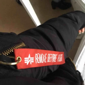 Alpha industri bombar jacka  - Säljer min Alpha industri bombar jacka som är bara använd vid 3 tillfällen. 