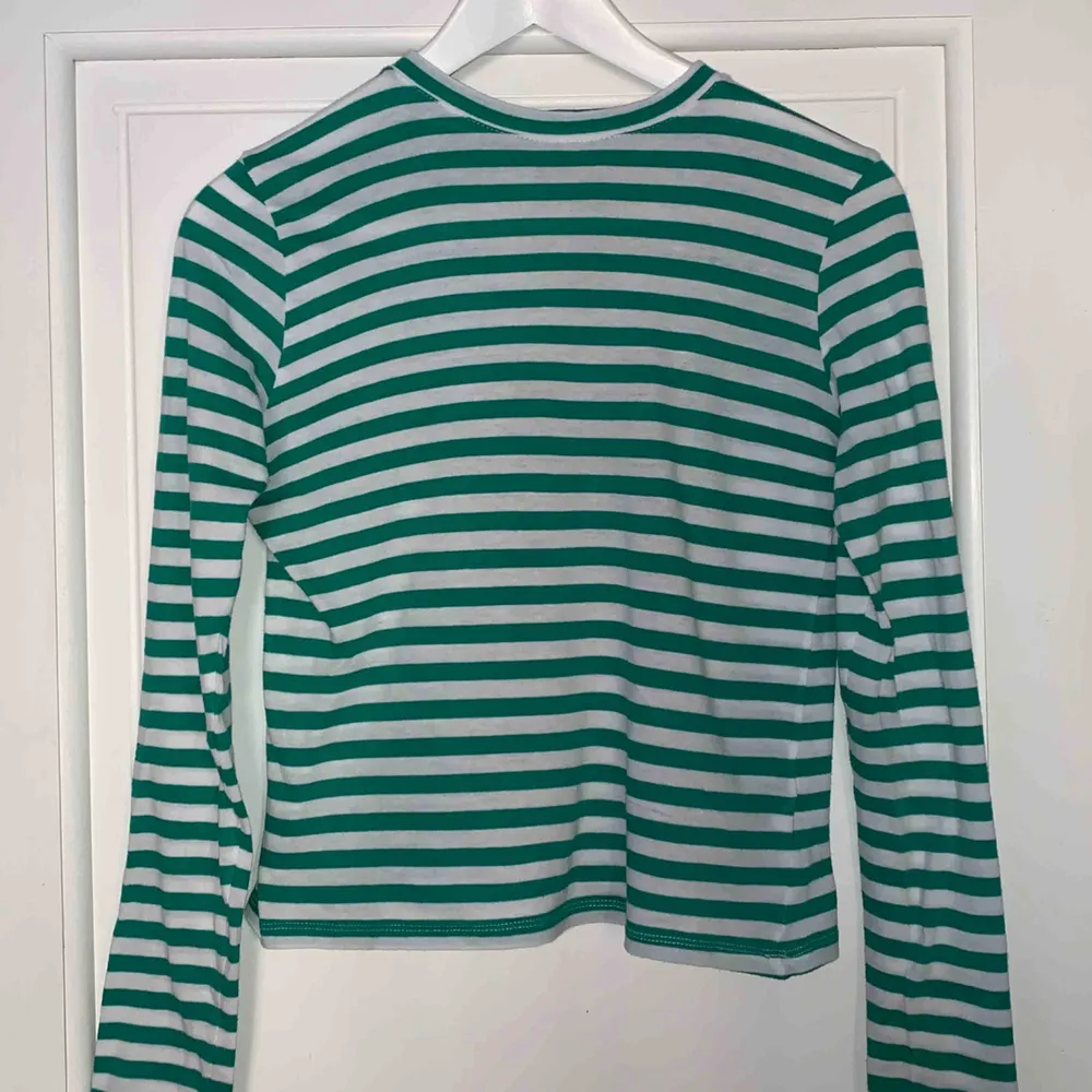 Grön- och vit-randig långärmad tröja från NA-KD. Aningen för liten för mig!. Tröjor & Koftor.