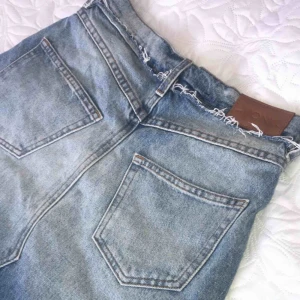  - Vanlig jeanskjol från monki. Helt oanvänd