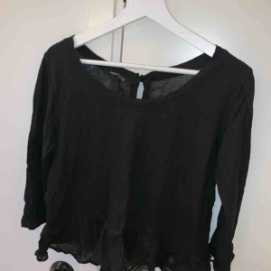  - En blus från tessie storlek m, men passar bra som s. Knappt använd, köparen står för frakten📦☺️