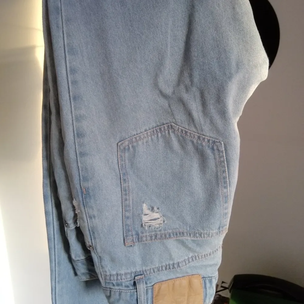 Slitna jeans i fint skick. Sällan använda. Högmidjade! Köparen står för frakt (54 kr). Jeans & Byxor.