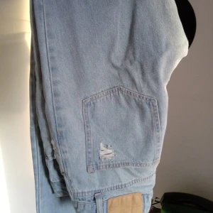  - Slitna jeans i fint skick. Sällan använda. Högmidjade! Köparen står för frakt (54 kr)