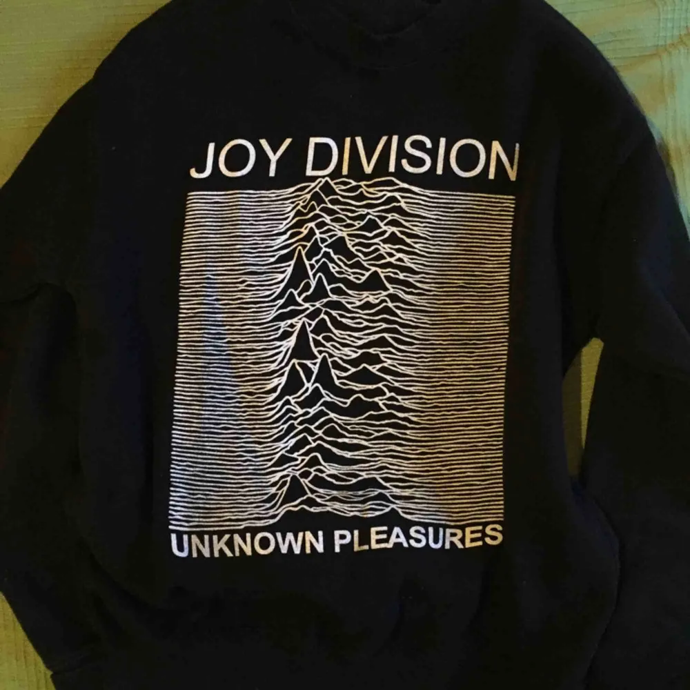 Svart Joy Division sweatshirt, köpt i London förra året. Använd en gång + gången på bilderna. Storlek S men passar även XS. Vääääldigt skön, supermjuk på insidan! 🖤💕💕💕💖🎁🎶🎵🎶🎶🎶. Hoodies.