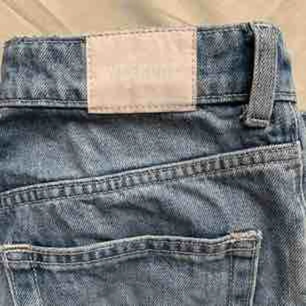Jeans från weekday i modellen line. Har lagt in en bild från weekdays hemsida hur de ser ut på men skulle säga att de är högmidjade på mig. Har bara använt ett par ggr. Jeans & Byxor.