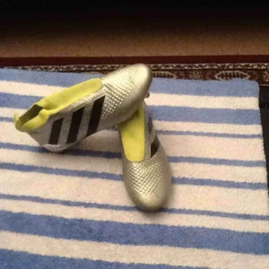  - Fotbollsskor använda men är i bra skift och utan sko snören. Lägg ett bud så vi pratar om det.