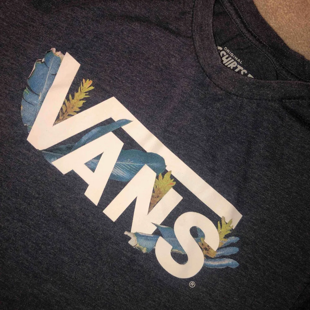 T-Shirt från Vans i helt ok skick. Den är gjord för killar men jag tycker den passar lika bra på tjejer.  Jag kan mötas upp eller posta! Pris kan diskuteras!. T-shirts.