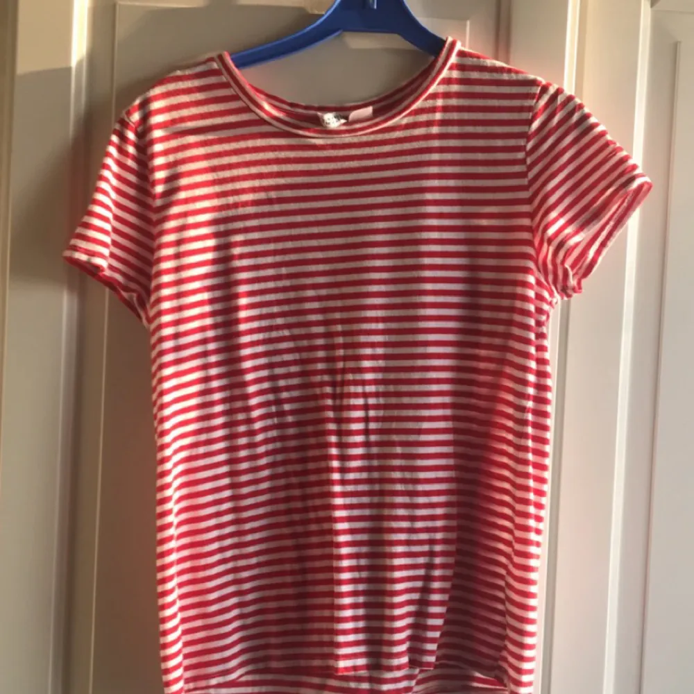 En fin röd vit randig T-shirt från HM i strl M. Ej tight fit utan mer lite lösare. Använd 2 gånger. T-shirts.