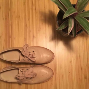  - Supersköna skor från Pull&Bear. Använd 2 gånger men lite stora för mig 🌸 frakt på 50kr medföljer 🌸