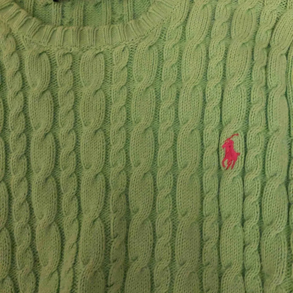 Ralph Lauren stickad tröja i lime grön med rosa detalj, Säljer pga att den är alldeles förstor för mig. Stickat.