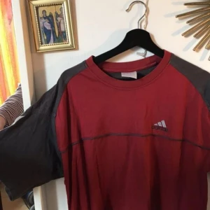  - En röd adidaströja, köpt på humana.