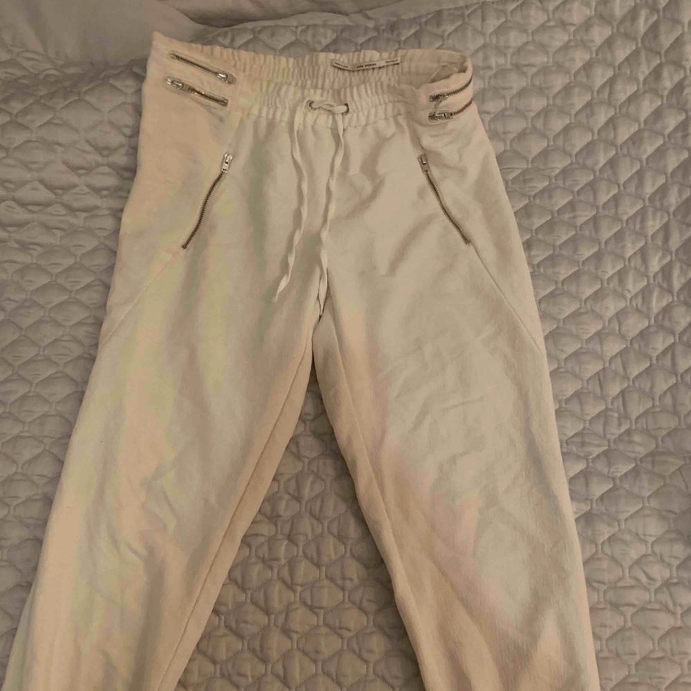 Vita byxor från zara med silvriga detaljer. Jeans & Byxor.