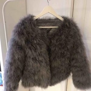  - Har en jacka i äkta strutsfjädrar, står storlek L i jackan Men jag är en s-M och den sitter perfekt så ej L.. 