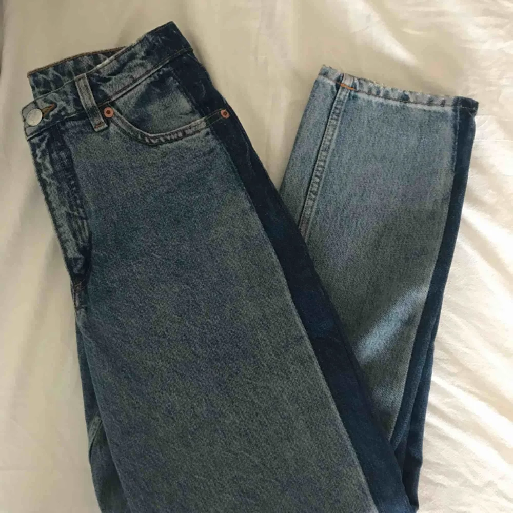Mom jeans från Monki. Strlk 26, passar alltså S. Jättebra skick, använda fåtal gånger. Skriv för fler bilder. Jeans & Byxor.