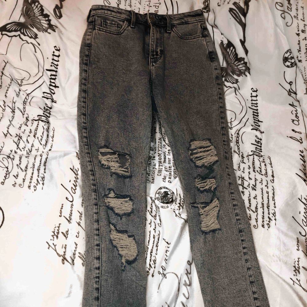 Snygga blåa jeans från Hollister, med bra skick! Har bara använd de en gång till en bild, men annars OANVÄND(:. Jeans & Byxor.