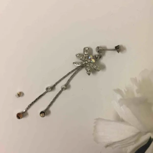  - Frakten är inräknat i priset, två diamanter har ramlat av med den ena följer med som man kan limma tillbaka. 