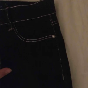  - Svarta  jeans med vita sömmar från Bershka. Tyvärr förstora för mig :(( super fina och aldrig använda.