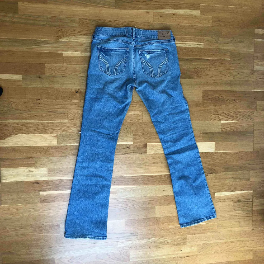 Det är fräscha, våriga, ljusa jeans.Jeansen har snygga slitningar samt är stentvättade, vilket gör att de får en snygg passform och ej ser platta ut. De passar XS-S. De är bootcut modell. Jeansen är i väldigt bra skick. Frakt tillkommer.. Jeans & Byxor.