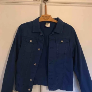 - Blå jeansjacka! väldigt fin och klar blå färg som sticker ut från vanlig jeansfärg! Toppen till våren, bara 150kr!! Kan mötas upp i Stockholm! Kramkram🌸
