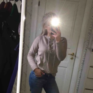  - Stickad tröja med snörning vid bröstet, snörningen går att justera. Frakt ingår inte i priset 