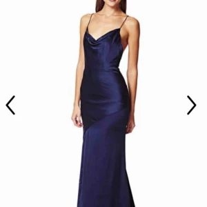  - Finaste balklänningen från JarloLondon som aldrig är använd, lappar och allting finns kvar, den är endast provad. Säljer för att jag helt enkelt hittat en annan klänning att ha på mig 😇