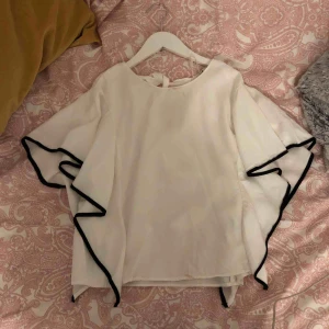  - En svart vit blus ifrån zara