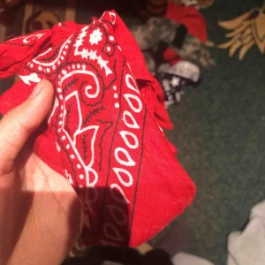  - Bandana röd, hel och ren. 