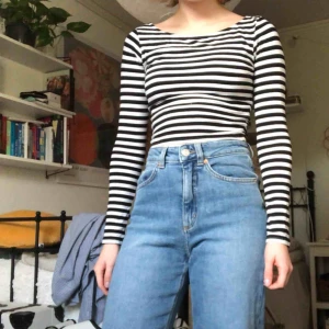  - säljer en randig croptop från h&m i storlek xs