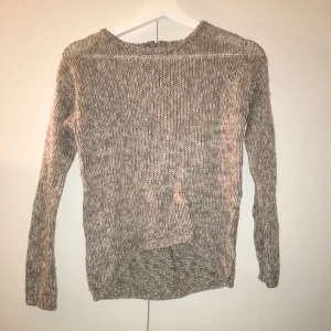  - Fin stickad tröja med dragkedja i bak. Använder inte längre stickade tröjor dock. Köparen står för frakt :))