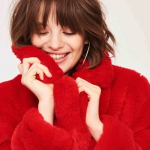  - En röd pälsjacka från Ginatricot, storlek 38. Den är nästan helt ny, har använt den 2 gånger. Nypris 600kr.