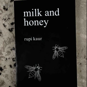  - milk and honey av rupi kaur. Superbra skick. Ordinarie pris 150kr. Köpare betalar för frakt