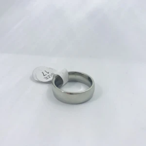  - Supersnygg oanvänd ring, rostfritt stål! Frakt 10kr