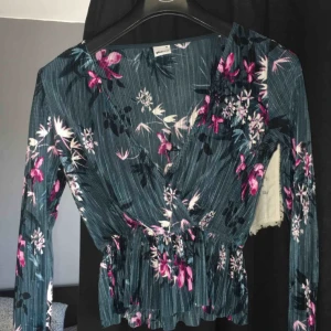  - Fin topp från Gina tricot. Köparen står för frakten 