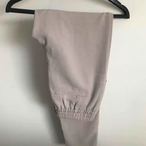  - Snygga byxor från ginatricot. Köparen står för frakt 