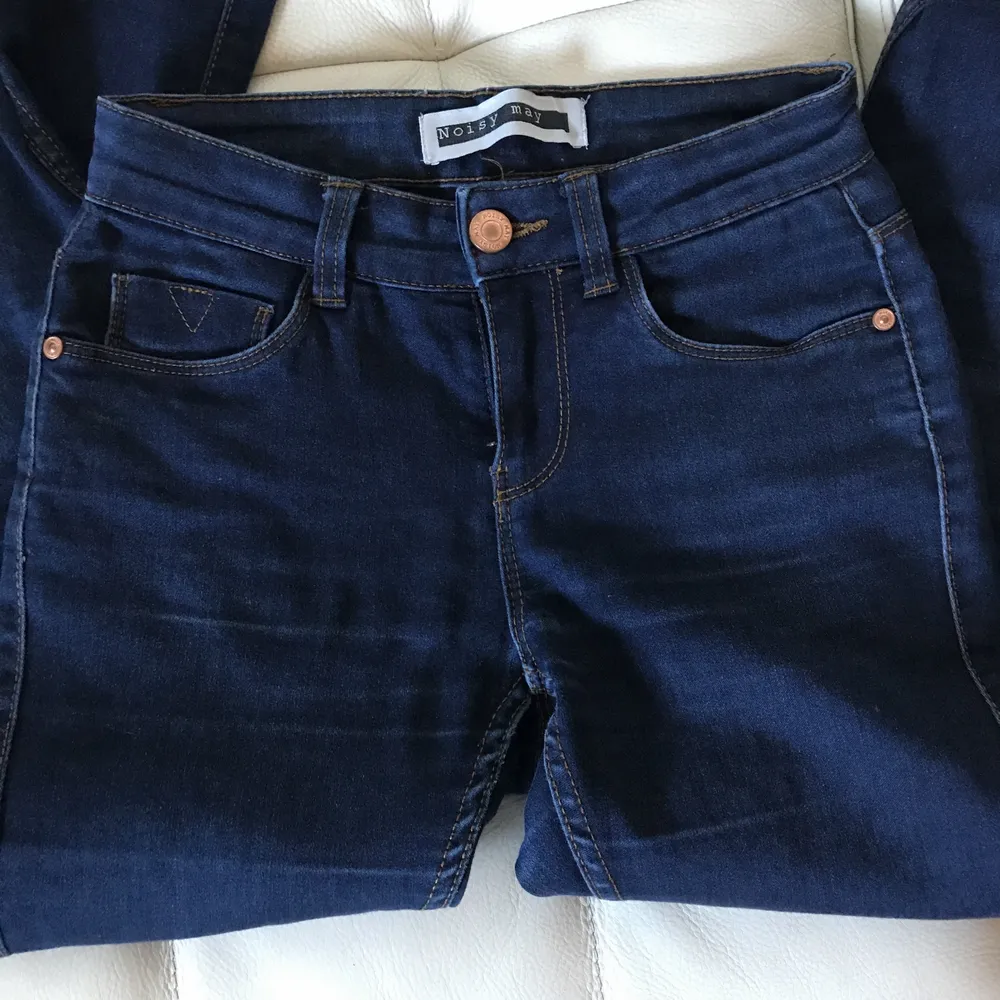 Supersköna, stretchiga marinblå jeans.  Korta i storleken Frakt tillkommer  . Jeans & Byxor.
