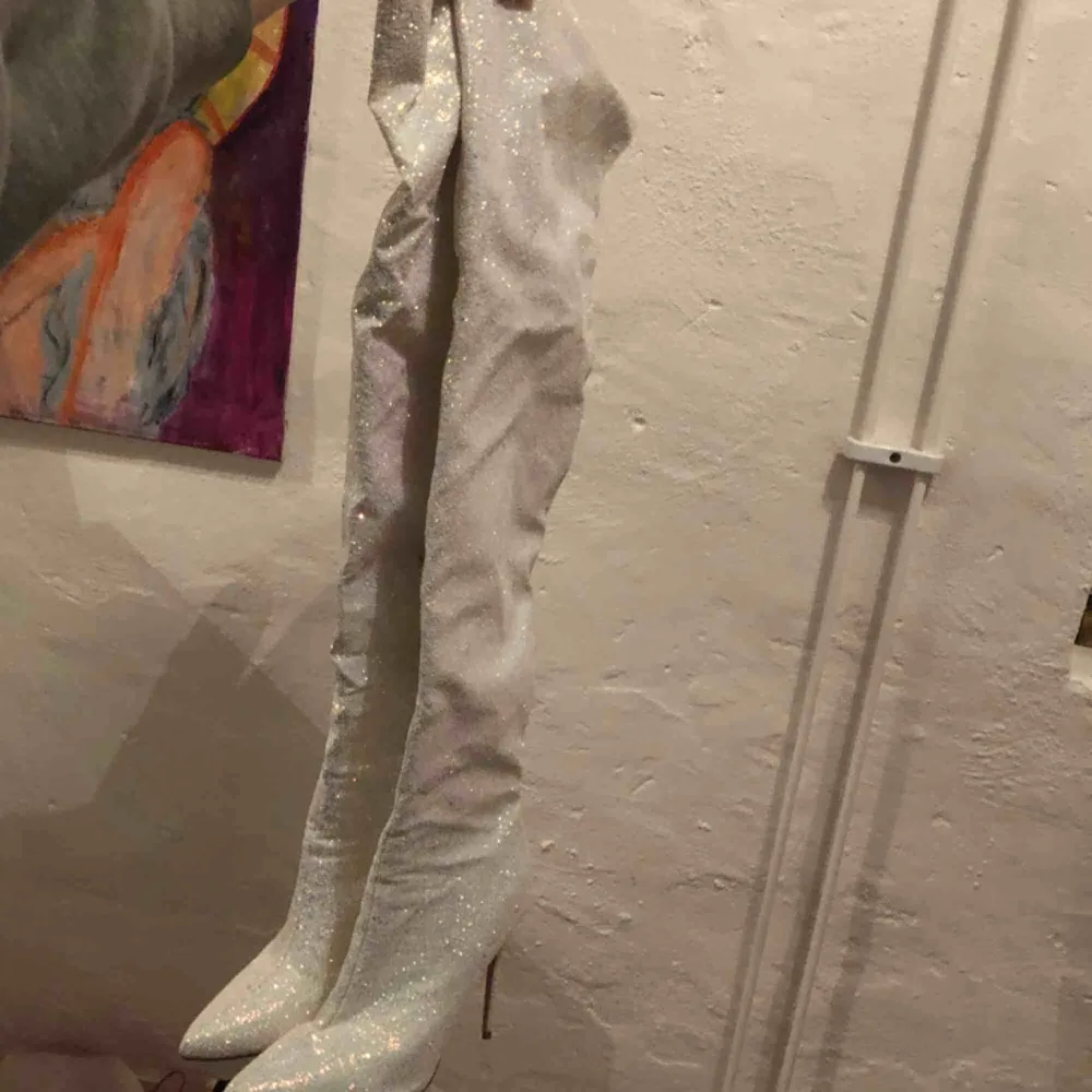 Lårhöga holografiskt glitter boats från Pleaser shoes. ALDRIG ANVÄNDA, Och dem är så snygga, sörjer dem verkligen men kan inte gå i dem, org.pris var 1600kr, frakt ingår självklart och man får med original påse plus byte av klackplupp💖 bästa festskorna😭. Skor.