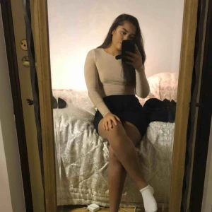  - Nude bodysuit köpt från prettylittlething Står ingen storlek men skulle säga att den är S/M Skick: 6/10