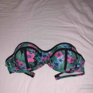  - Bikiniöverdel, aldrig använd, I bra skick.  Köparen står för frakten 