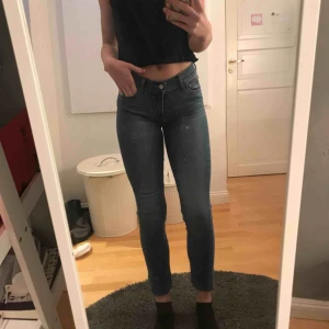  - Blåa tajta jeans från Levis 710 super skinny. Jättebra kvalite och passform med mycket stretch! 