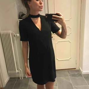  - Klänning med korta ärmar och ”choker” den Zara i storlek S. 160 kr + frakt!