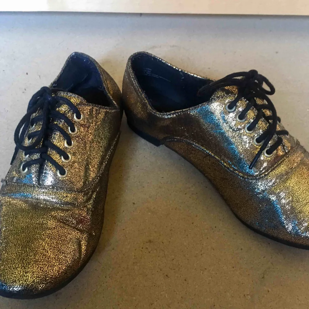 Supersnygga guldiga skor köpta på Macy’s i New York i storlek 39. Köptes för ca 500kr. Säljer för 70kr + frakt eller mötas upp i Stockholm. Skor.