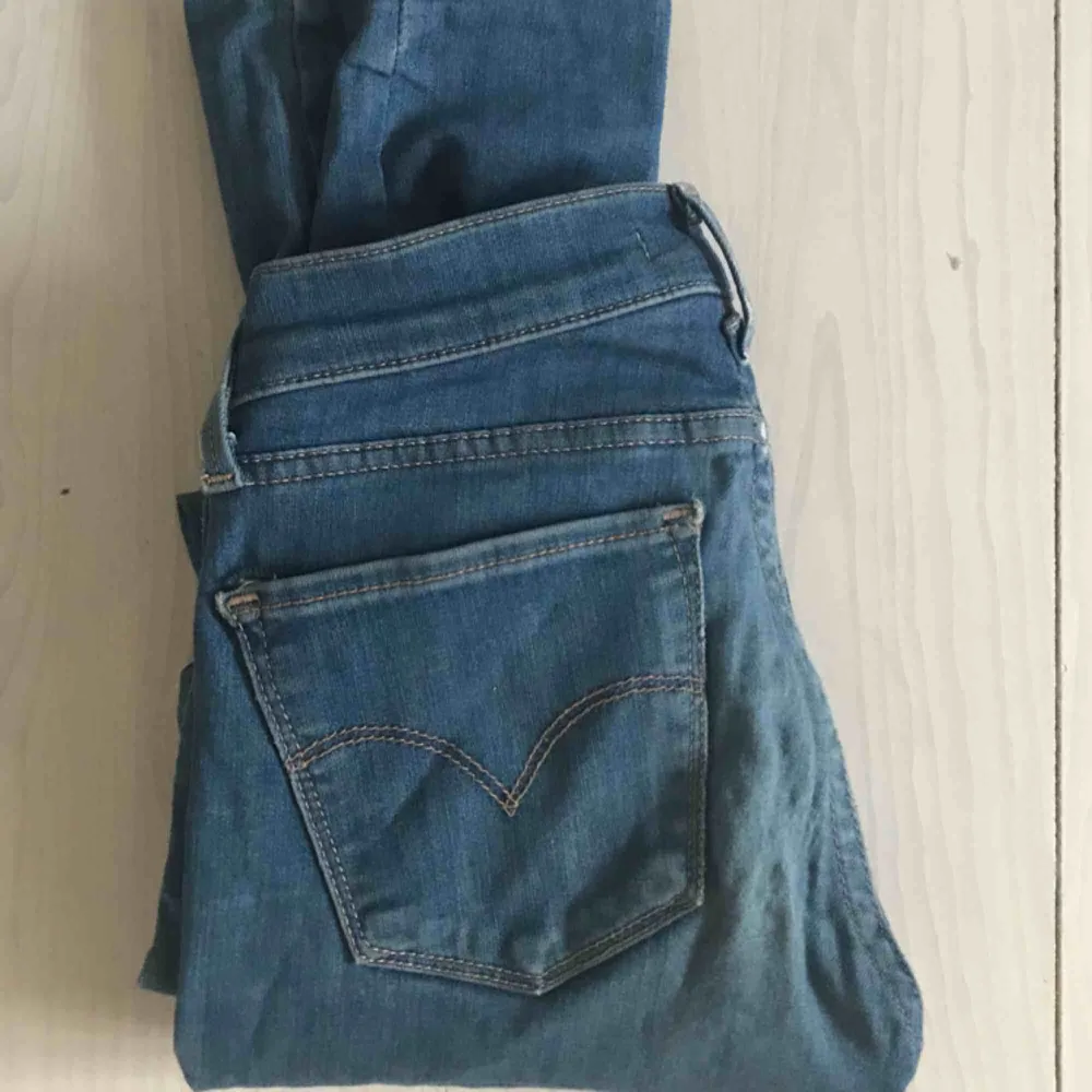 710 super skinny jeans från Levis! Supersnygga slitningar och sitter perfekt på!. Jeans & Byxor.