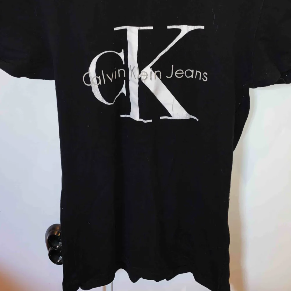 Calvin Klein T-shirt  Storlek s Köparen står för frakten☺️📦. T-shirts.