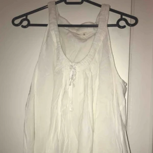  - Fint linne , lite skrynkligt men väldigt fin på :)