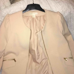  - Fin kappa ifrån hm , använd fåtal gånger. Har en liten fläck på insidan men inget som syns på utsidan